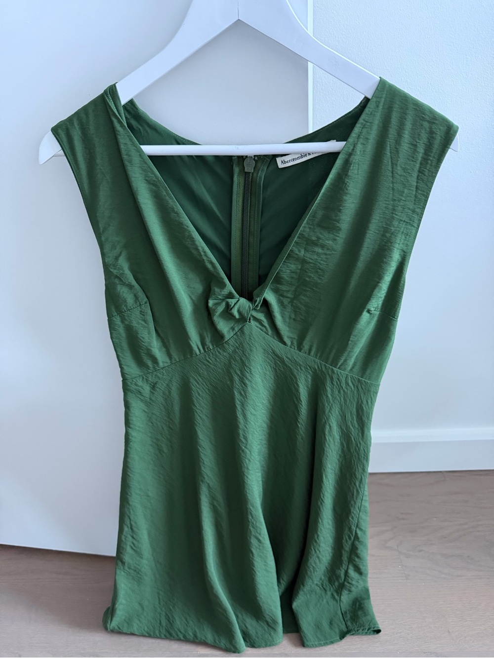 Green V-Neck Sleeveless Dress
